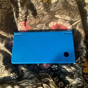Used blue DSi, comes with Mart Kart but unfortunately no charger